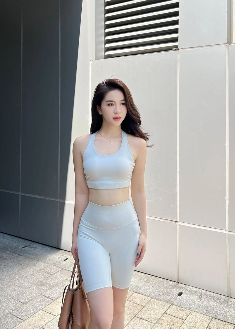 Ảnh gái xinh diện quần legging thanh thoát dịu dàng