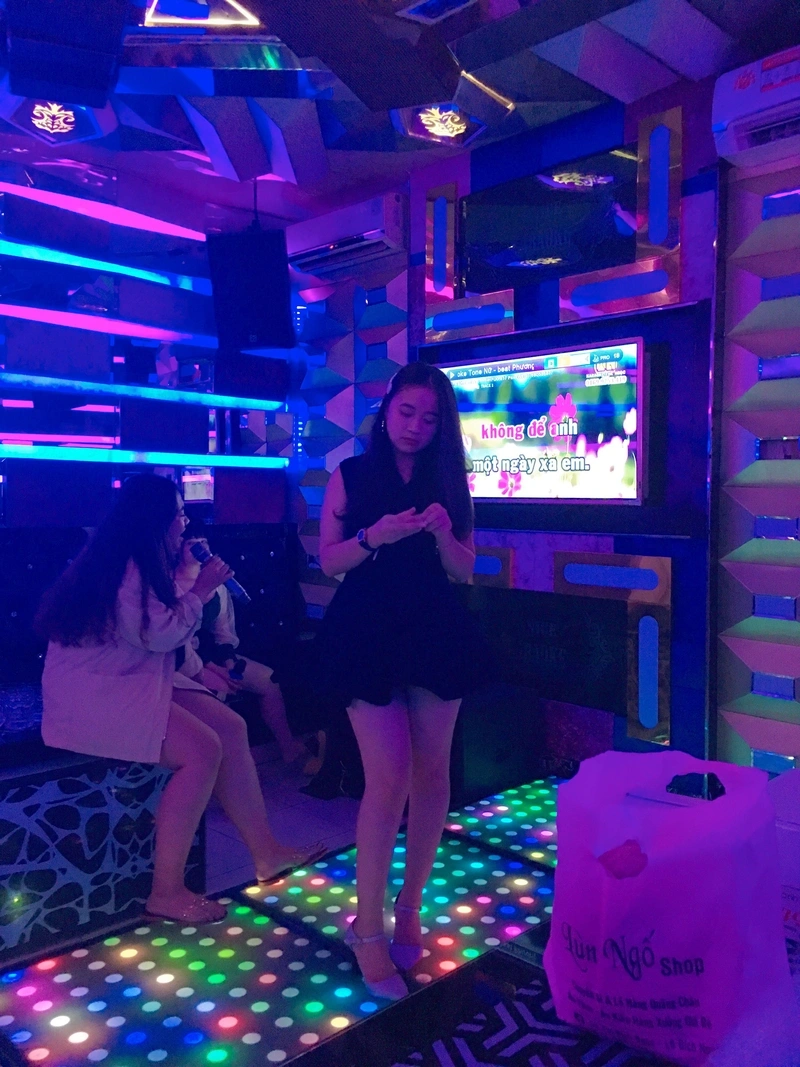 Ảnh gái xinh karaoke rạng ngời cuốn hút