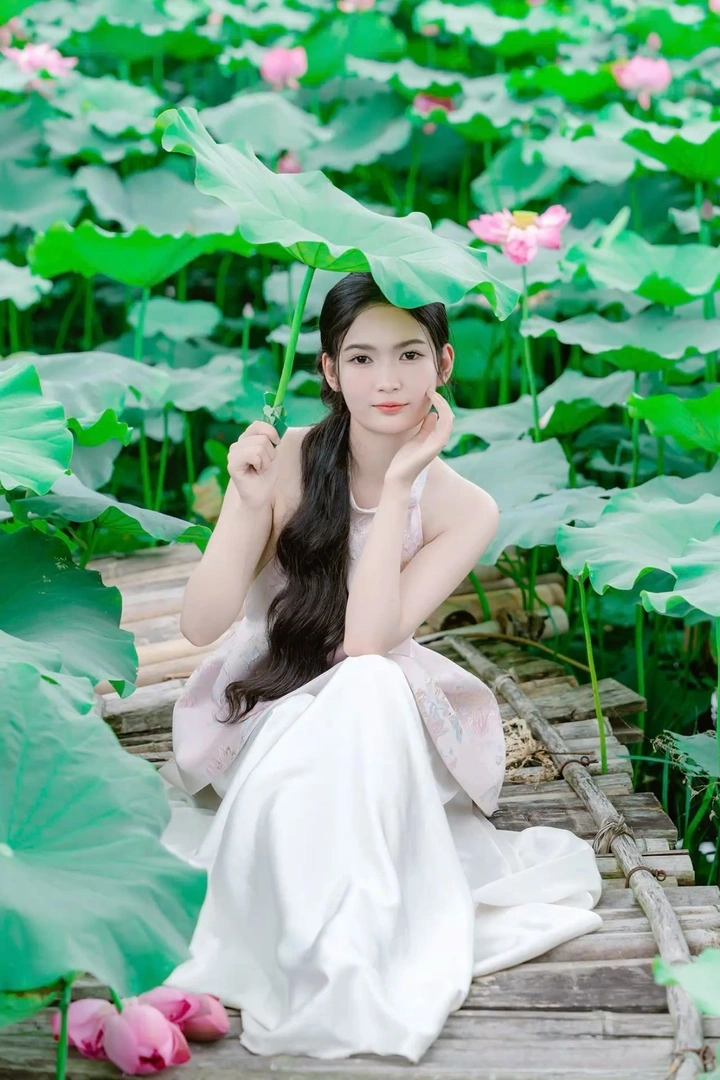 Ảnh gái xinh mặc áo yếm dịu dàng thanh tú