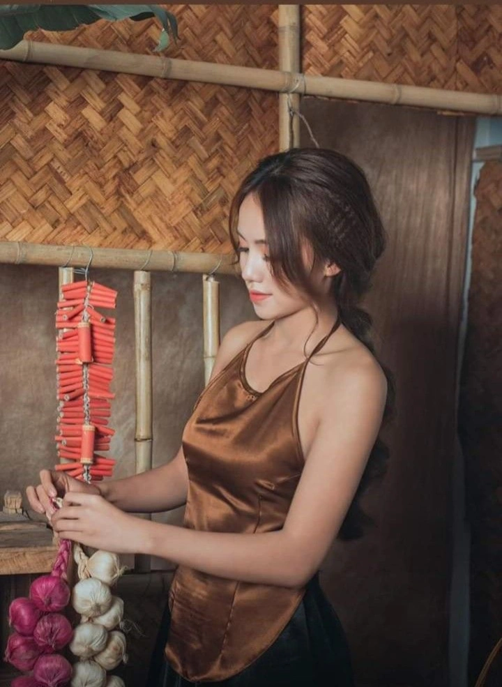 Ảnh gái xinh mặc áo yếm yêu kiều nền nã