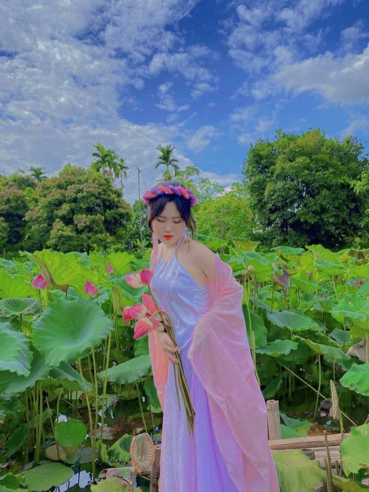 Ảnh gái xinh trong áo yếm duyên dáng dịu dàng
