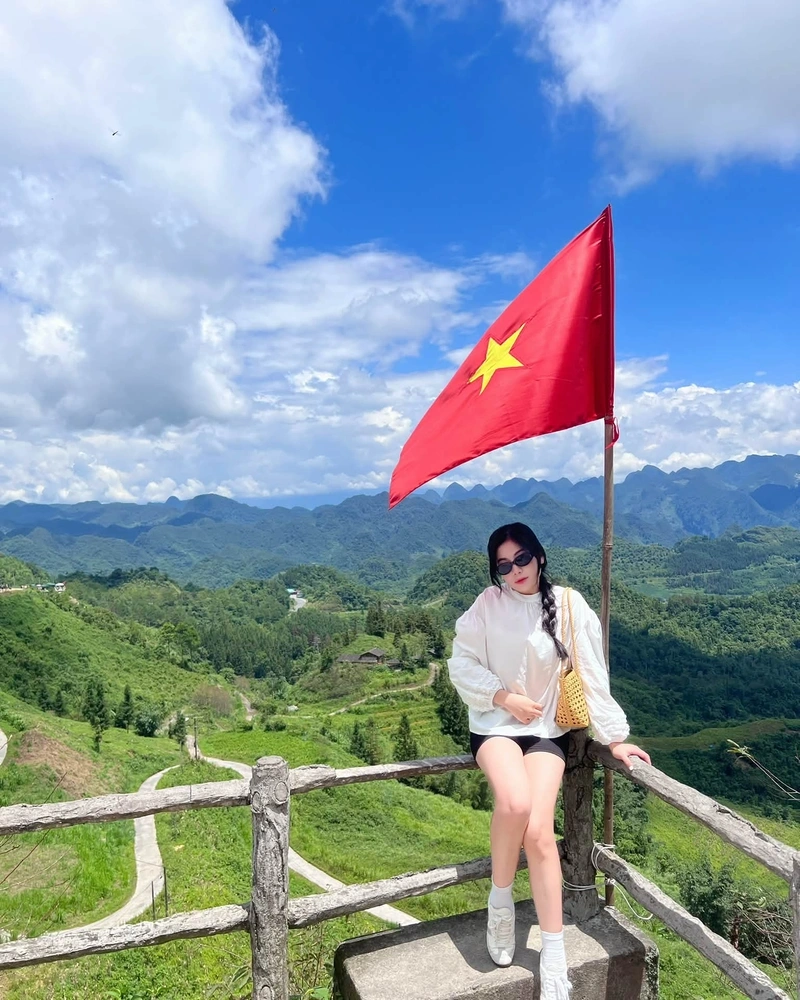 Ảnh hot girl Nguyễn Ngọc Quỳnh sexy gợi dục ngực tròn