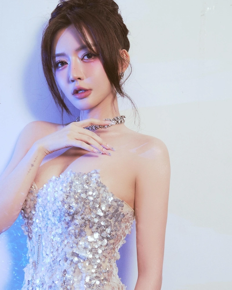 Bích Phương bikini gợi cảm lộ vòng 1 căng tròn