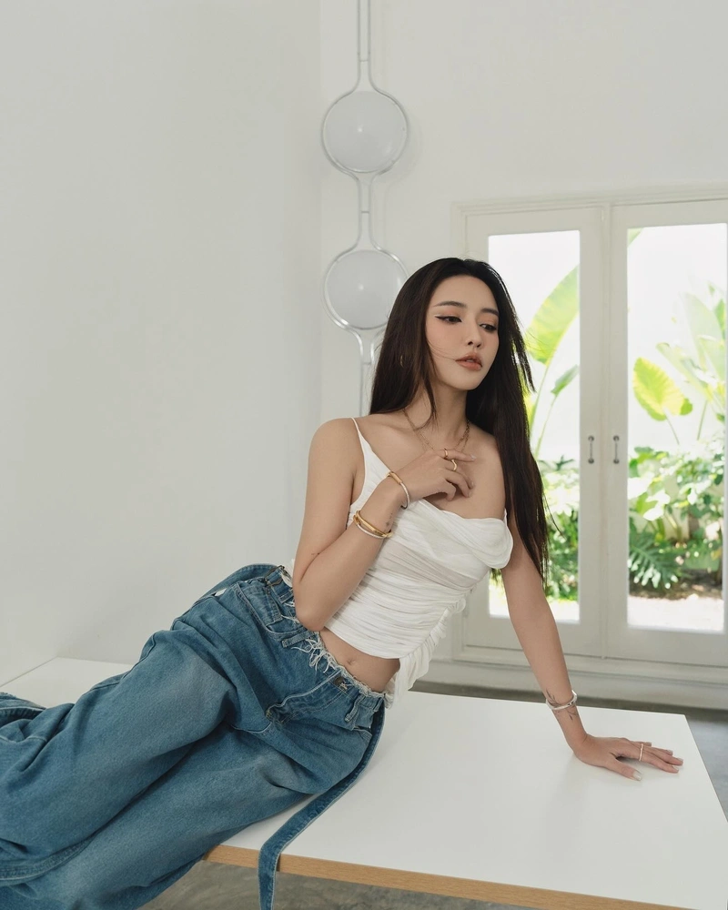 Bích Phương bikini sexy lộ hàng vòng 1 to