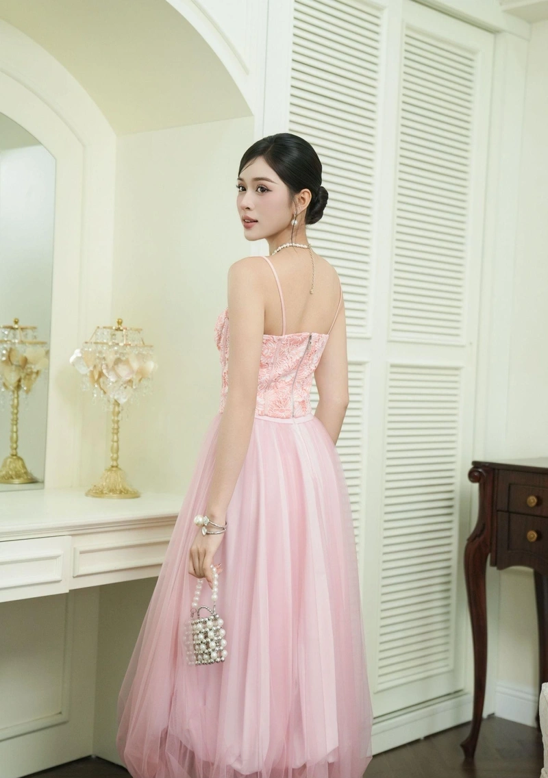 Cô gái váy lưới cởi đồ lộ hàng gợi dục