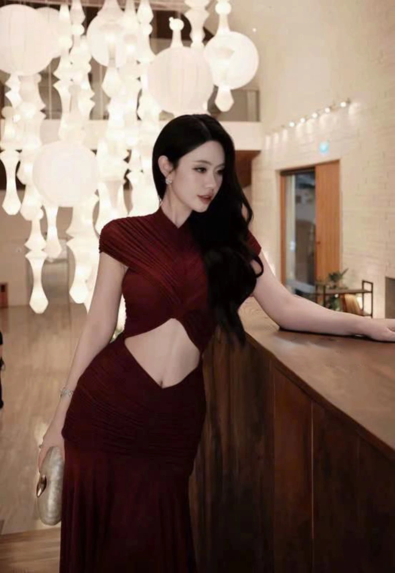 Cô gái váy lưới lộ vòng một tròn căng