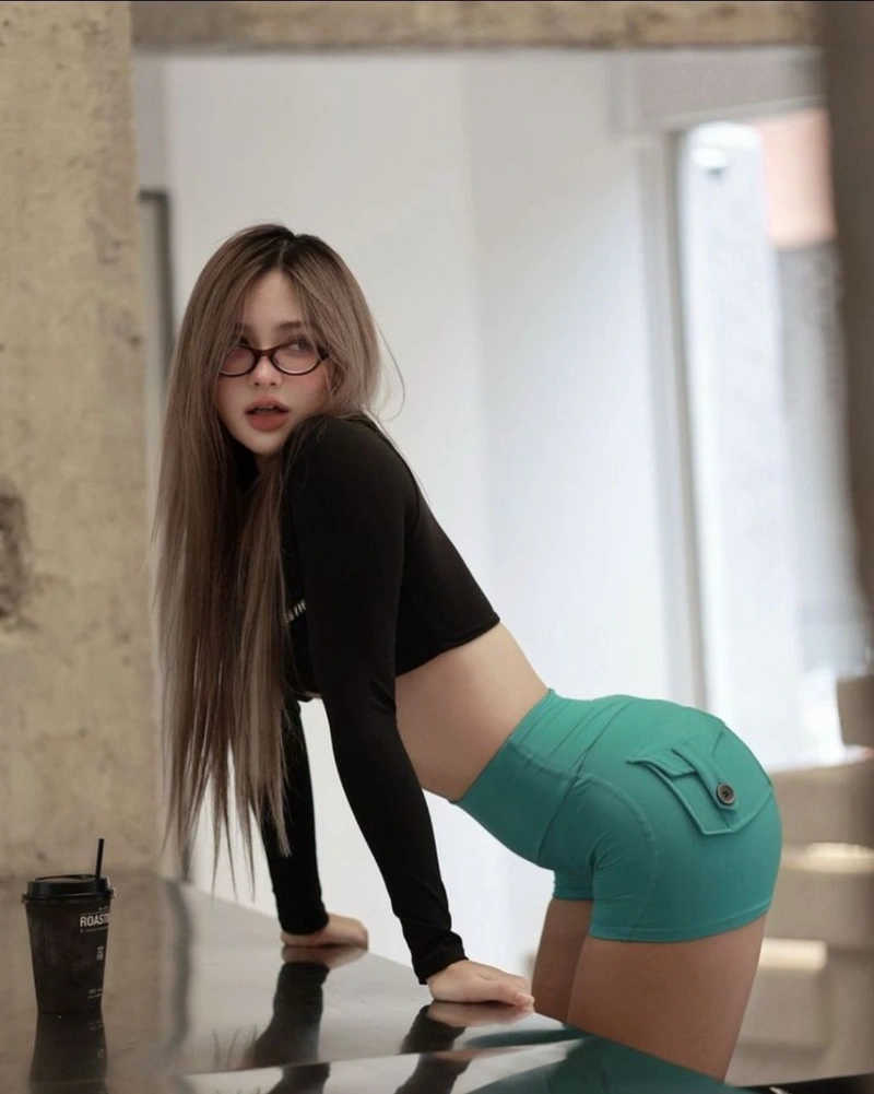 Cô gái xinh diện set đồ bó sát khoe ngực đầy đặn