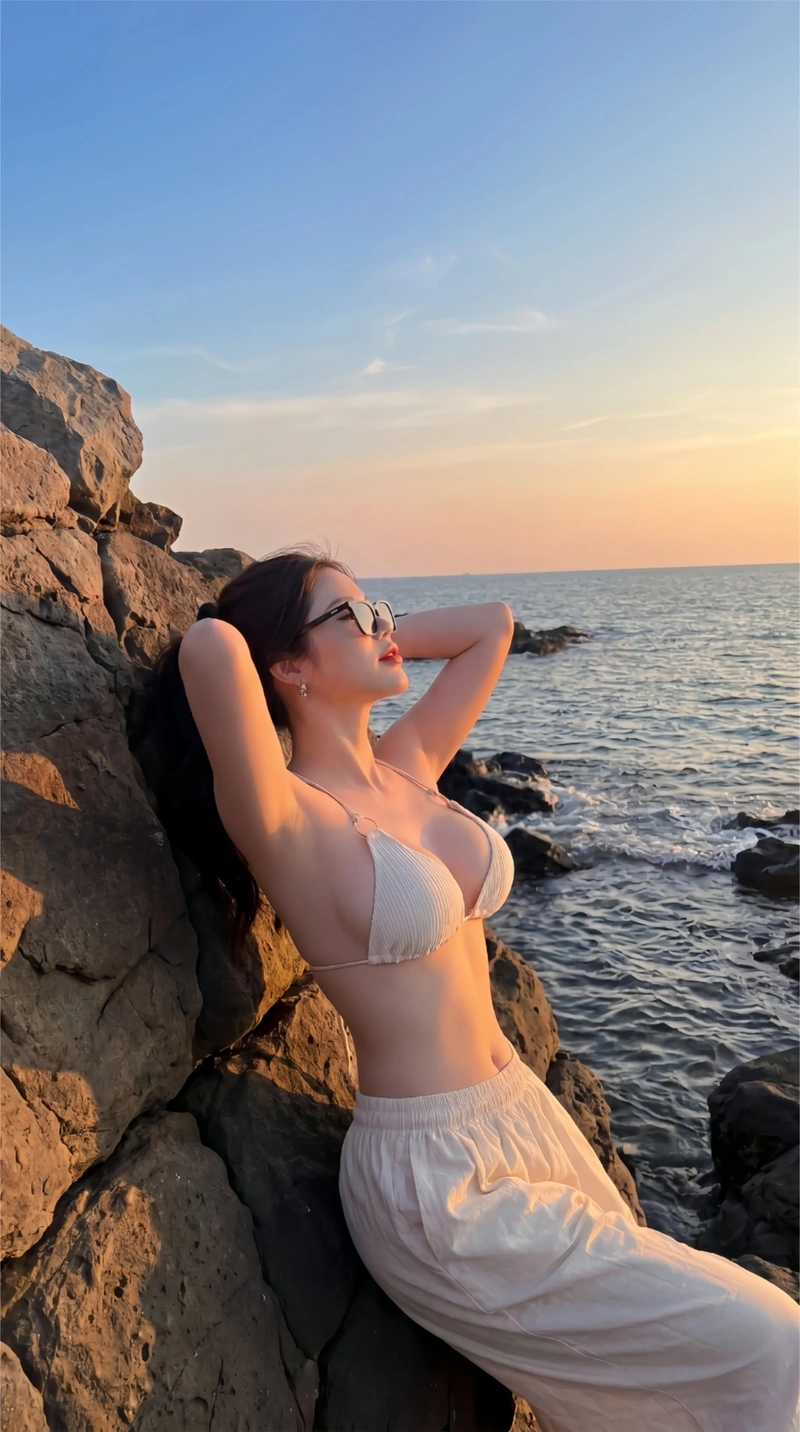 Cô nàng bikini trắng vòng một căng tròn gợi cảm