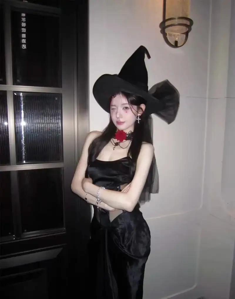 Cosplay phù thủy bí ẩn trong không gian cổ tích