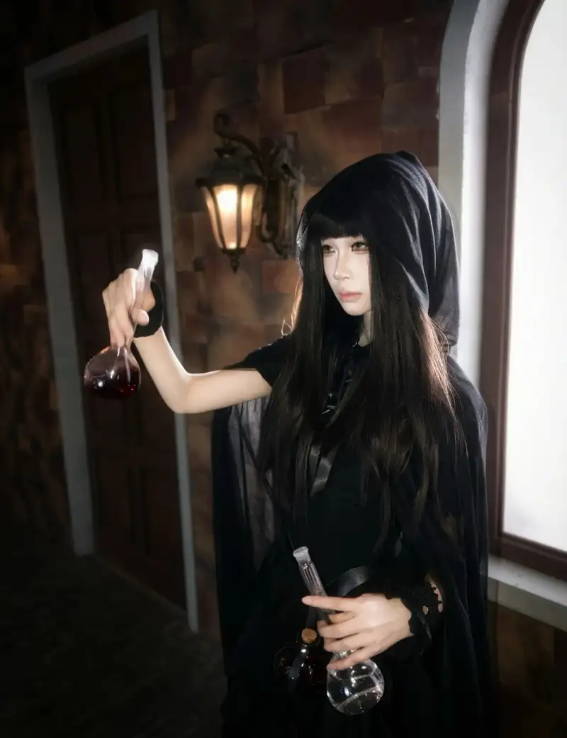 Cosplay phù thủy phong cách Halloween ấn tượng