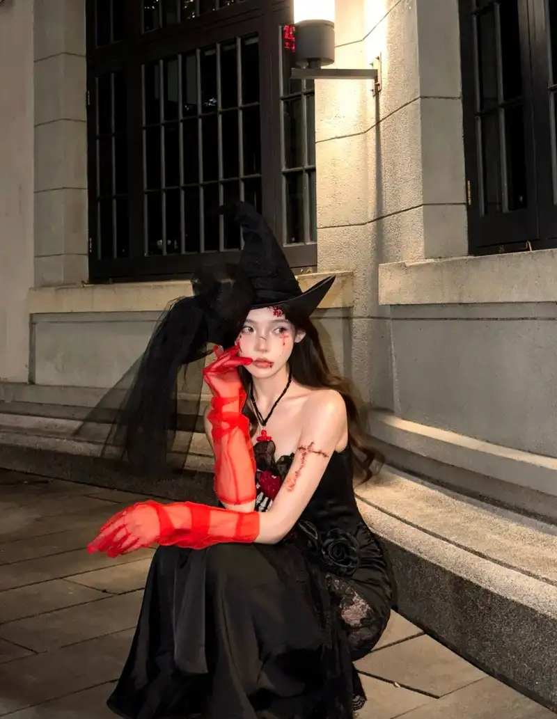 Cosplay phù thủy xinh đẹp trong bộ trang phục đen
