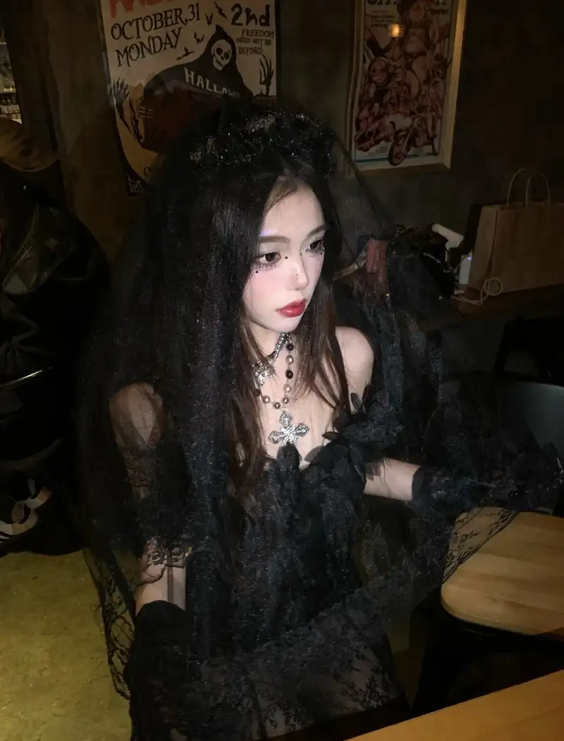 Cosplay phù thủy xinh xắn với váy đen cá tính