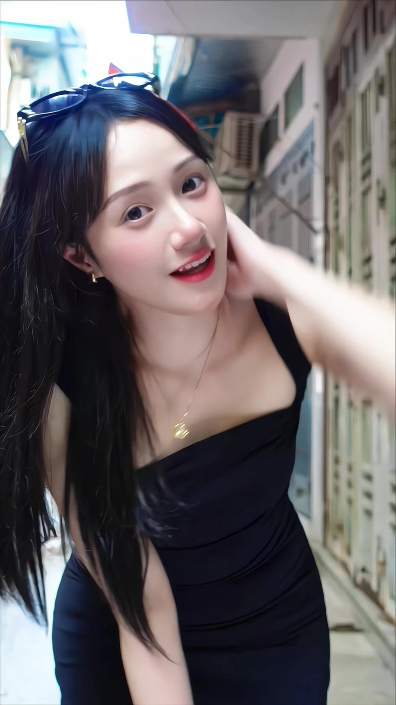 Đào Lê Phương Hoa cởi đồ lộ vòng một khủng tròn đầy