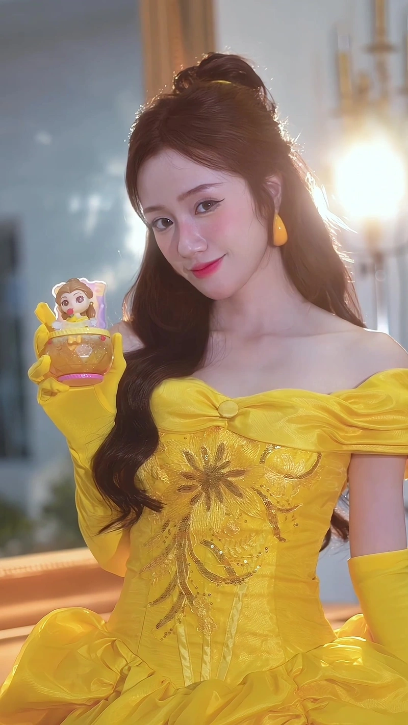 Đào Lê Phương Hoa gợi cảm cuốn hút trong bộ đồ mỏng
