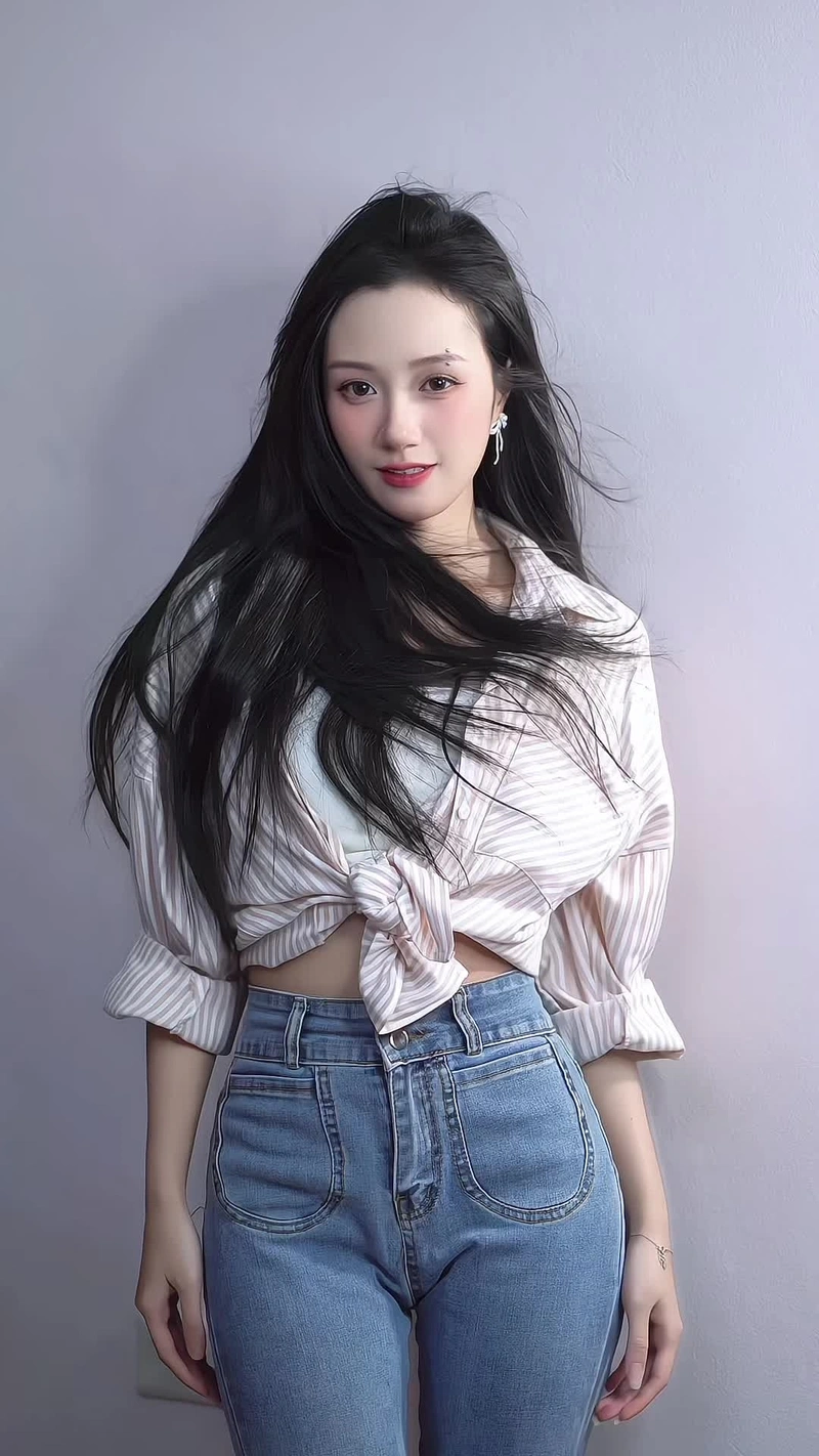 Đào Lê Phương Hoa show hàng gợi tình trong tư thế cuốn hút