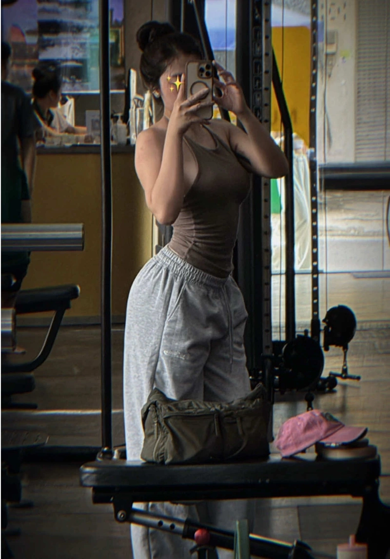 Dii Dii gymer sexy lộ hàng vòng ba to tròn