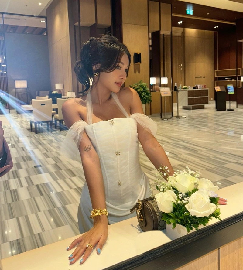 Đít căng tròn Hoà Ruby khoe trong bộ bikini gợi dục