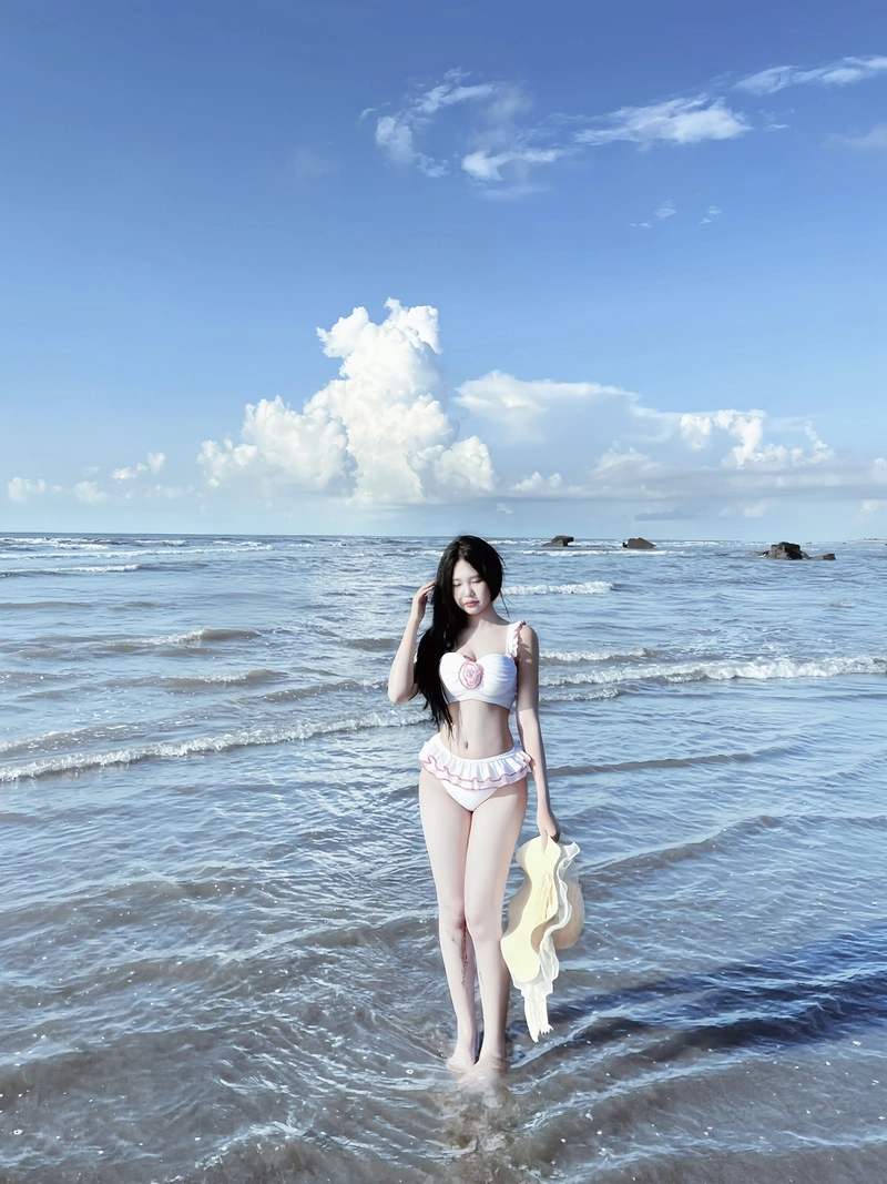 Gái xinh bikini siêu mỏng lộ hàng cuốn hút
