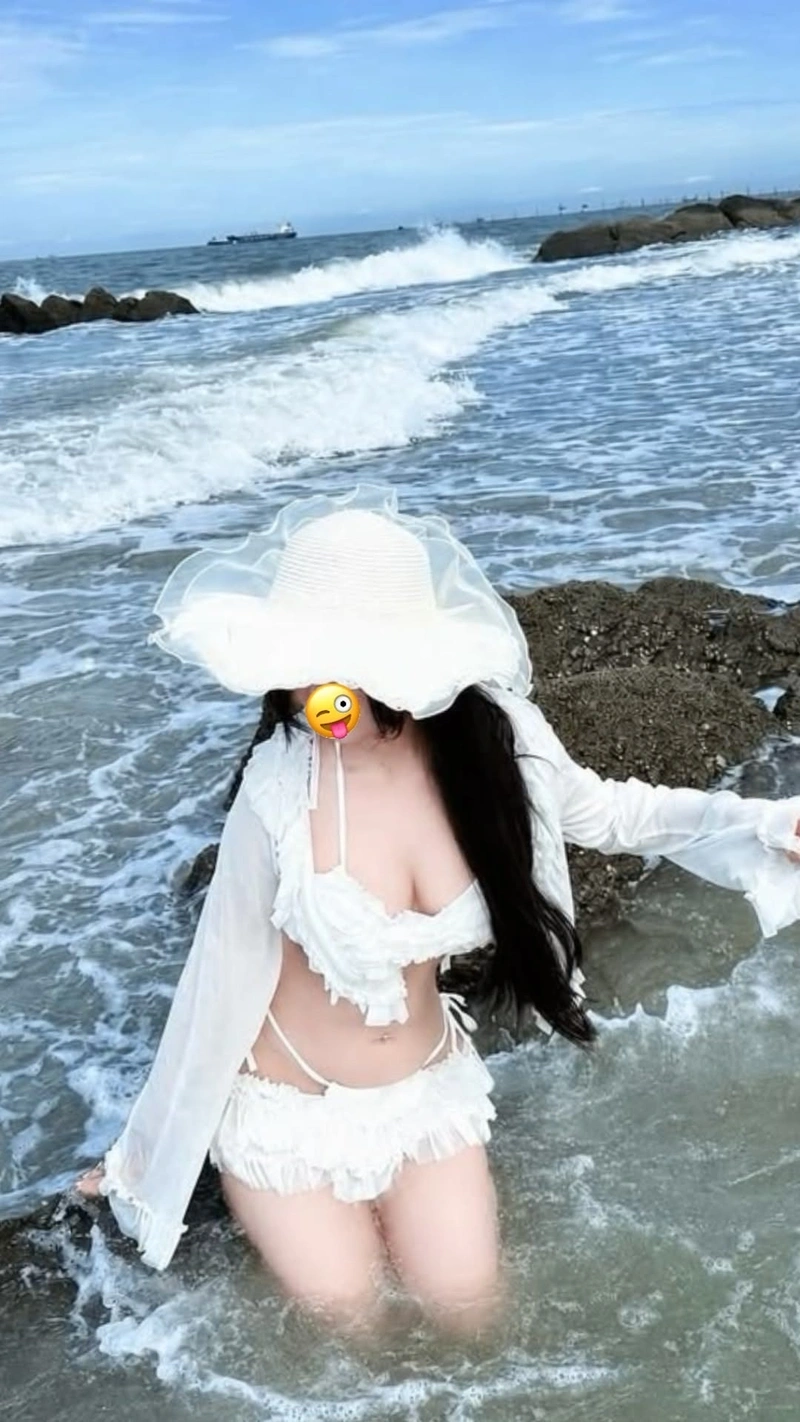 Gái xinh bikini trắng khoe vòng ba tròn đầy quyến rũ