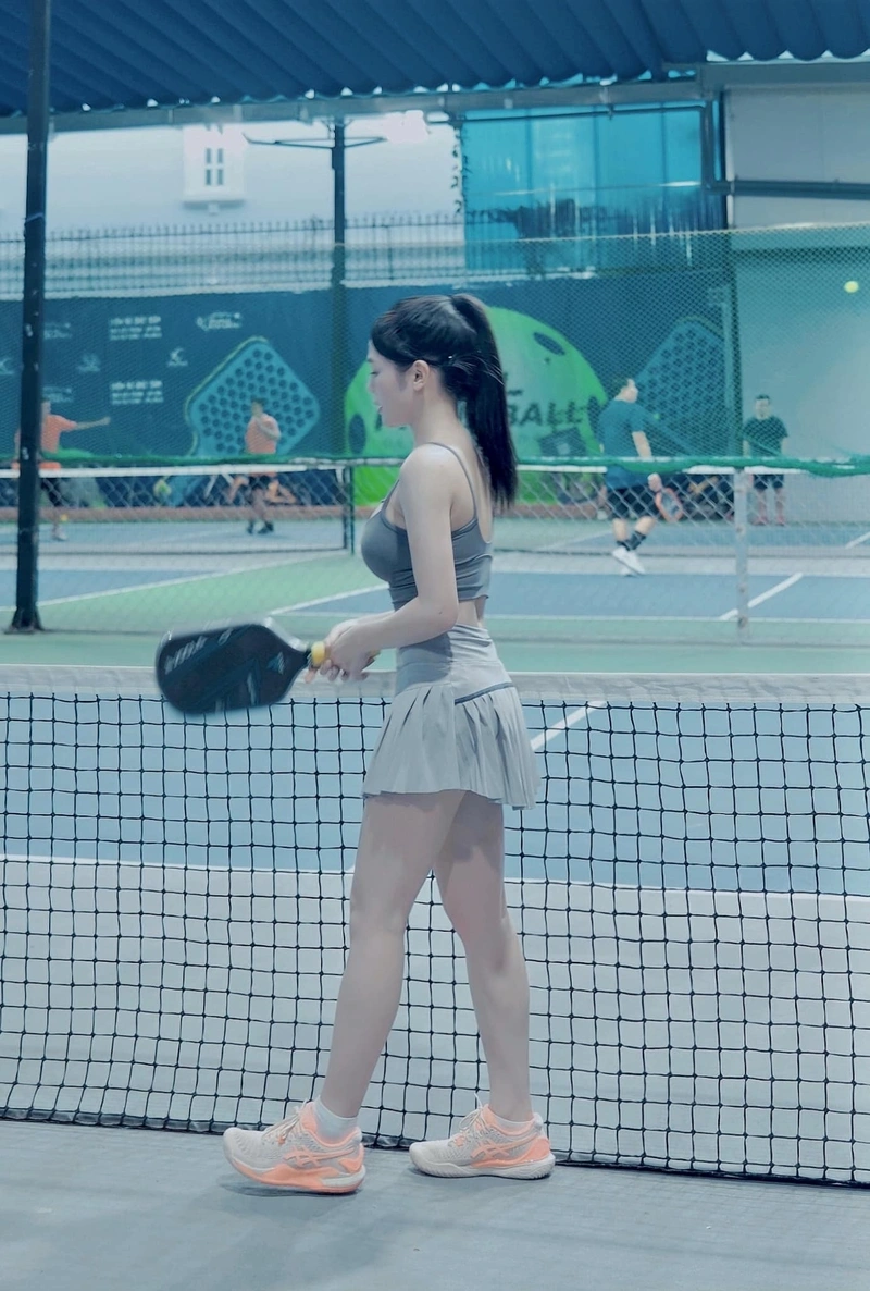 Gái xinh chơi pickleball duyên dáng