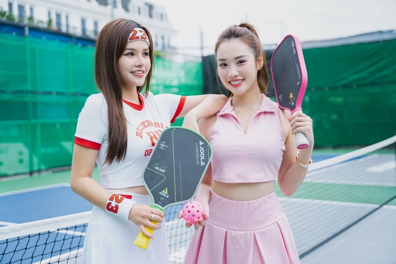 Gái xinh chơi pickleball tươi tắn