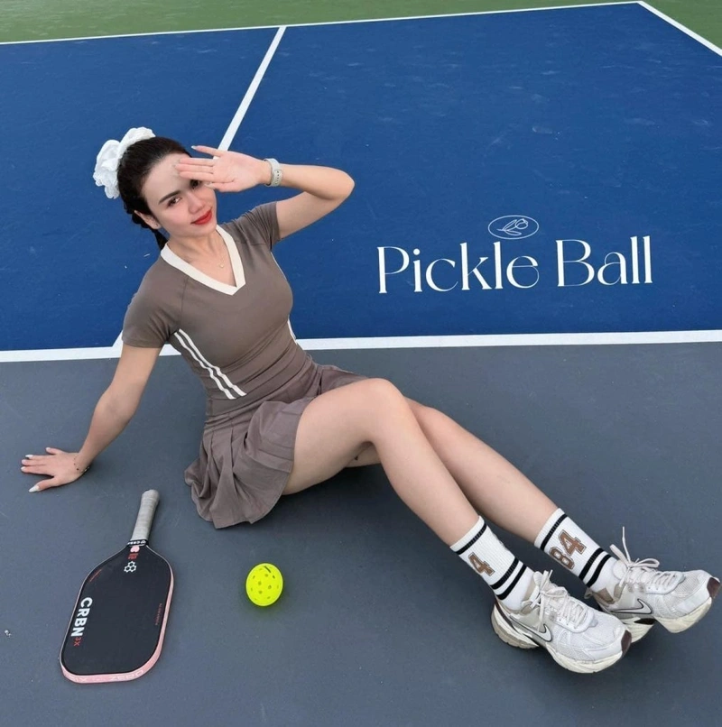 Gái xinh chơi pickleball xinh xắn