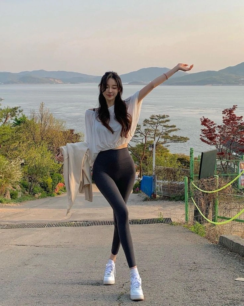 Gái xinh mặc đồ bó sát show vòng ba căng tròn gợi tình