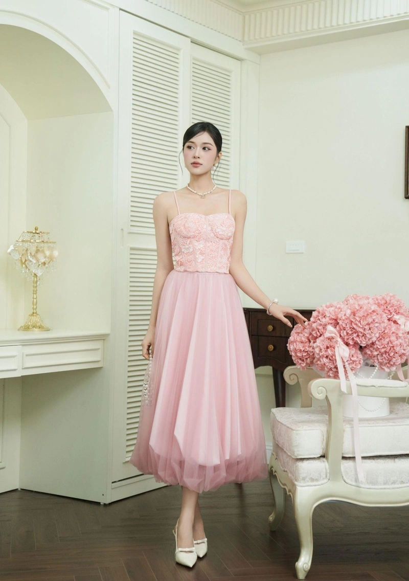 Gái xinh mặc váy lưới khoe ngực khủng