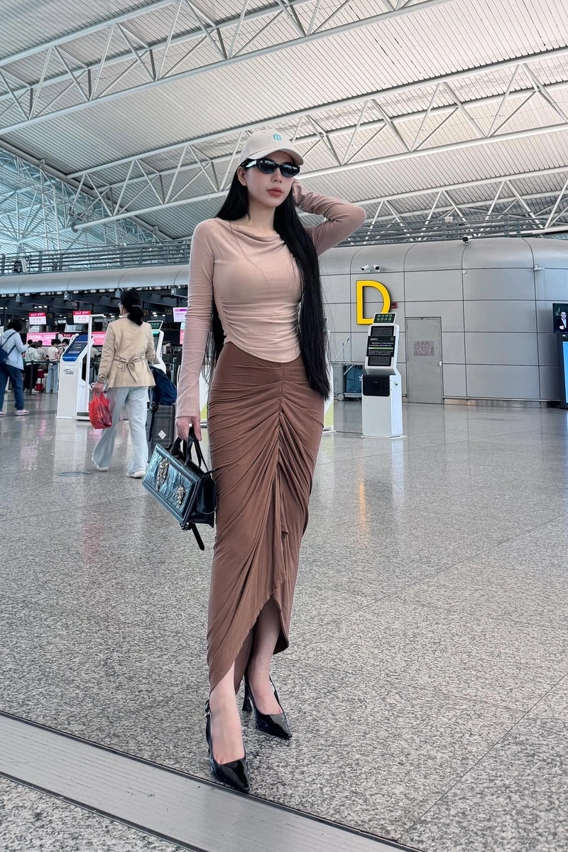 Hằng Du Mục khoe hàng bikini trắng gợi dục