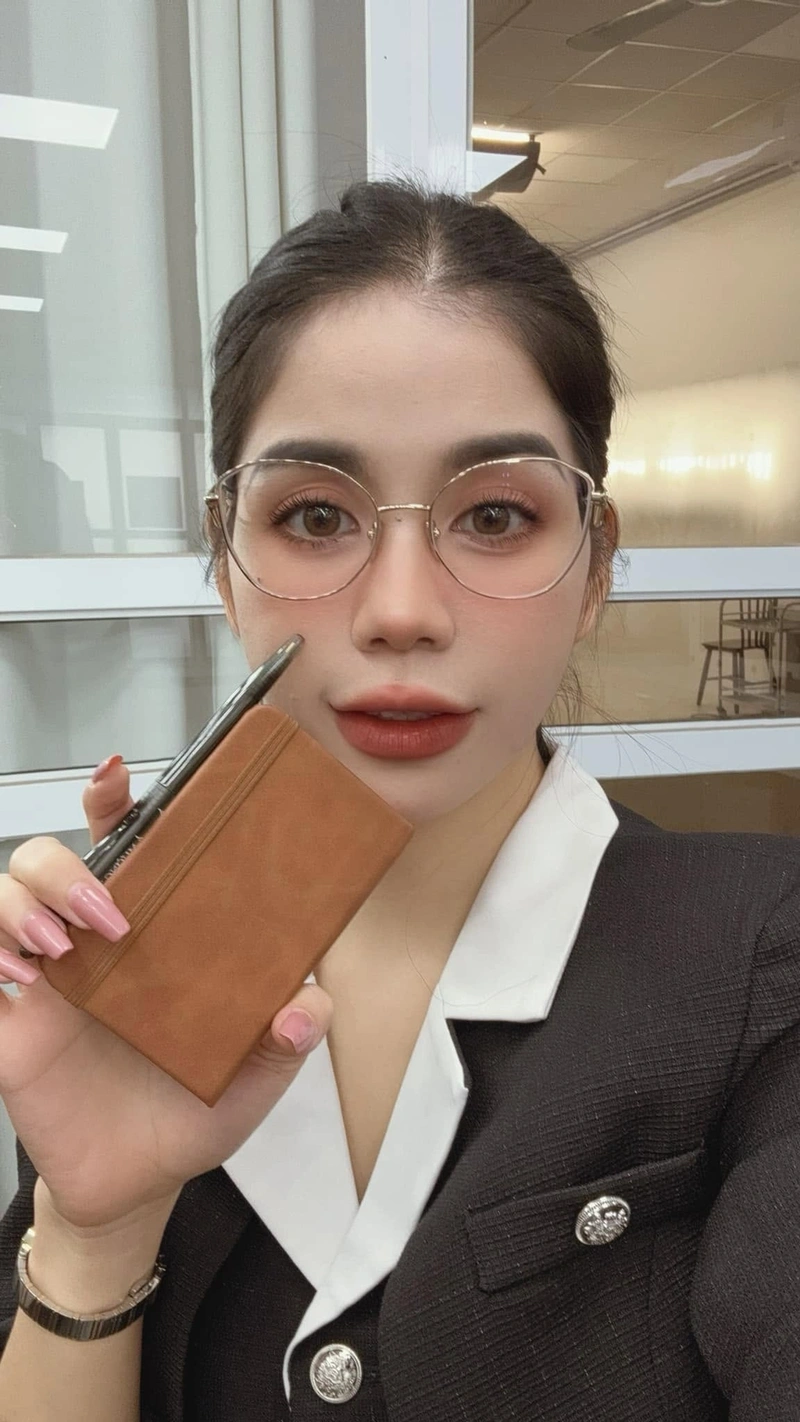 Hằng Du Mục sexy khoe đít tròn trịa hút hồn