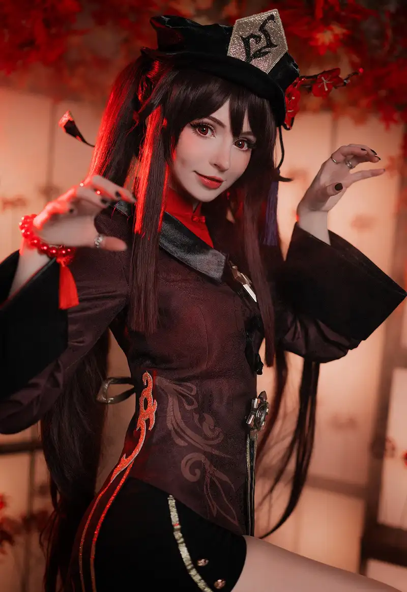 Hình Hu Tao cosplay nổi bật với gam màu đỏ đen