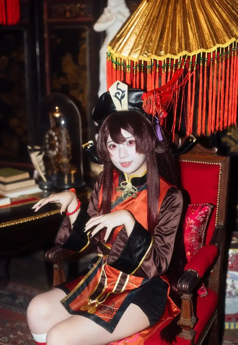 Hình ảnh cosplay Hutao với tạo hình đặc trưng của nhân vật
