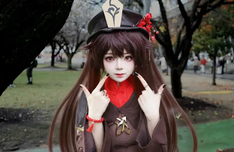 Hình cosplay Hu Tao nổi bật với chiếc mũ quen thuộc