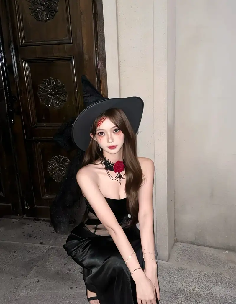 Hình phù thủy cosplay cùng cây đũa phép