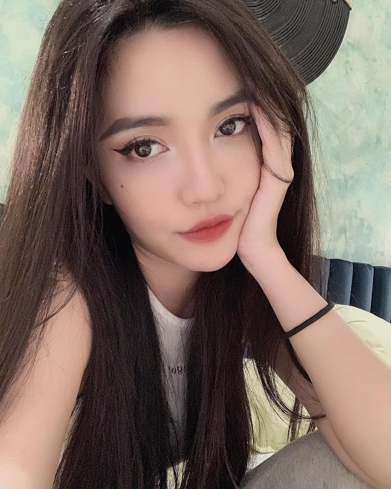 Hình Bích Phương cởi đồ bikini quyến rũ