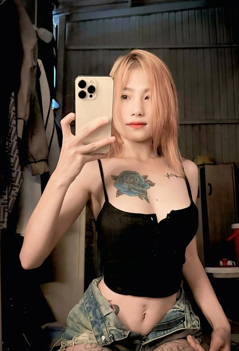 Hình Huỳnh Thị Bảo Trân sexy khoe vòng 3 đầy đặn quyến rũ