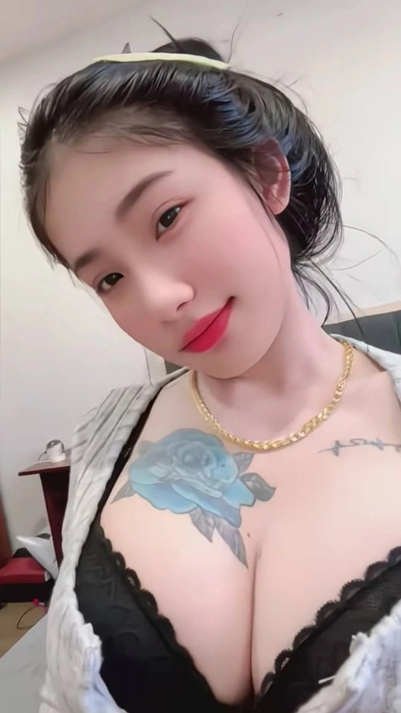 Hình Idol Huỳnh Thị Bảo Trân cởi đồ lộ ngực gợi cảm