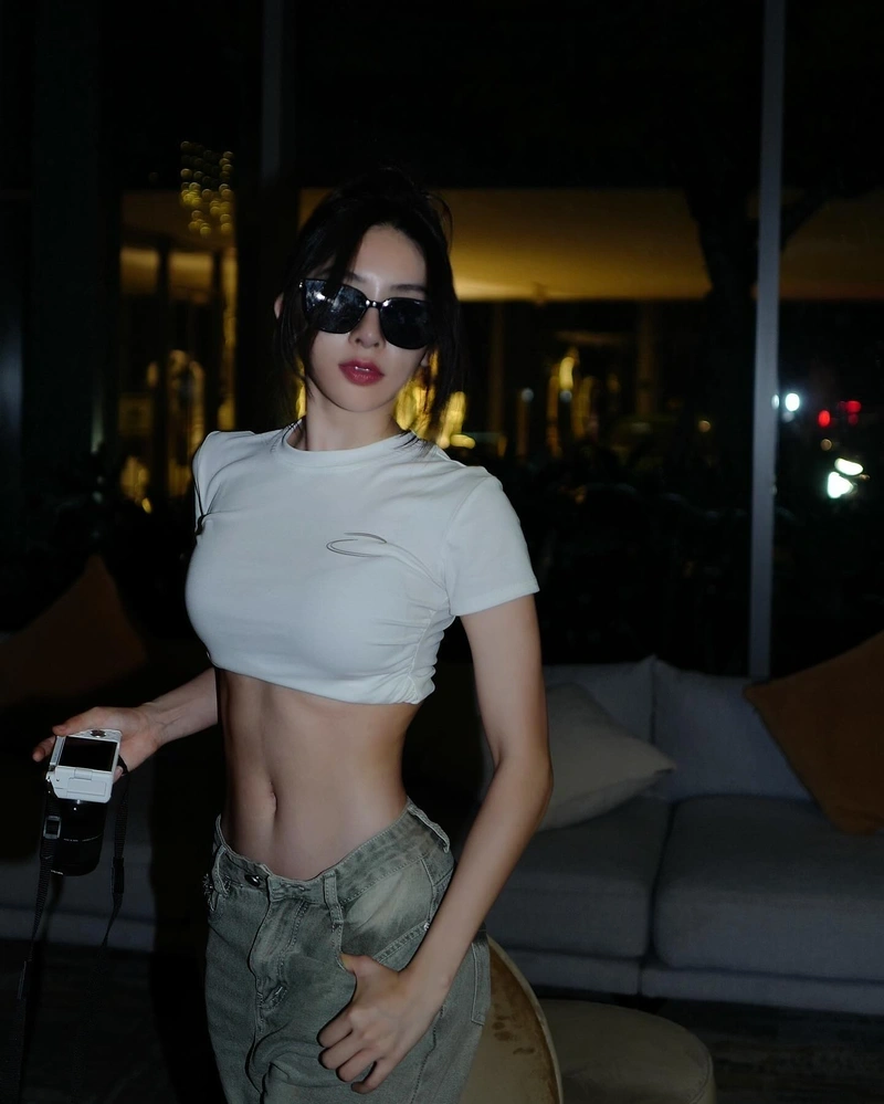 Hình Linh Trương TikToker sexy đít căng mọng