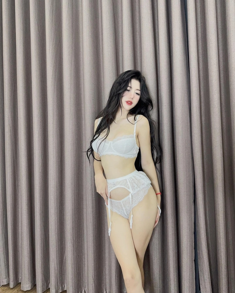 Hình Nguyễn Bích Ngọc bikini sexy vòng một khủng