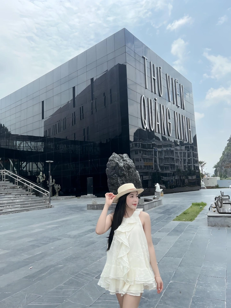 Hình Nguyễn Ngọc Quỳnh cuốn hút khoe ngực đầy đặn