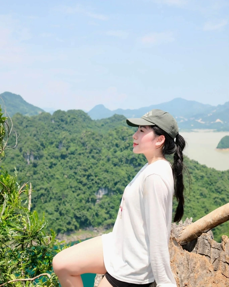 Hình Nguyễn Ngọc Quỳnh nóng bỏng lộ vòng ba đầy đặn