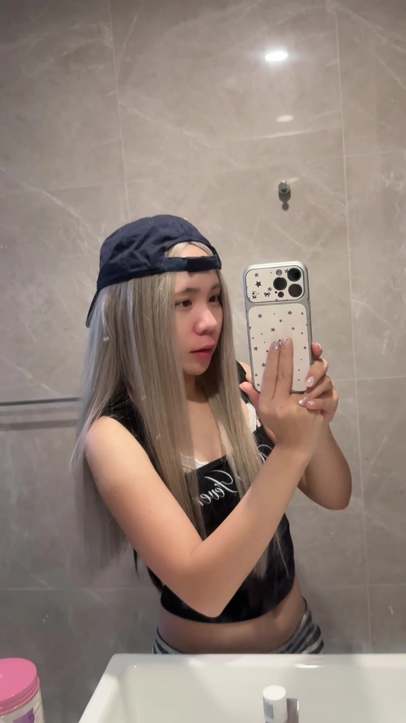 Hình Sammy Đào không che thân hình nóng bỏng