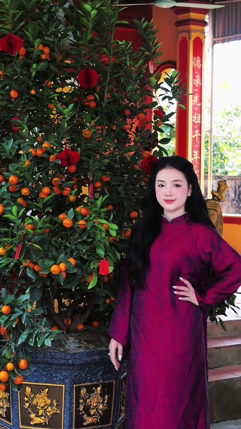 Hình TikToker Tống Khánh Linh quyến rũ đít tròn