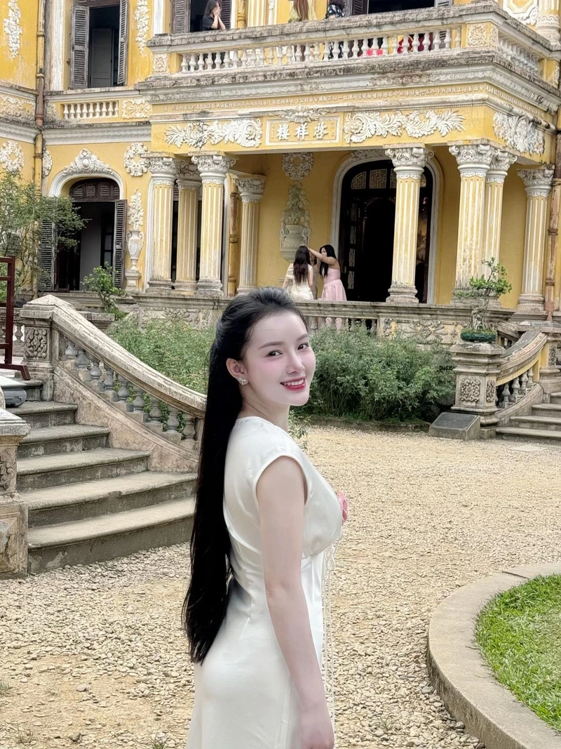 Hình TikToker Tống Khánh Linh quyến rũ vú đầy
