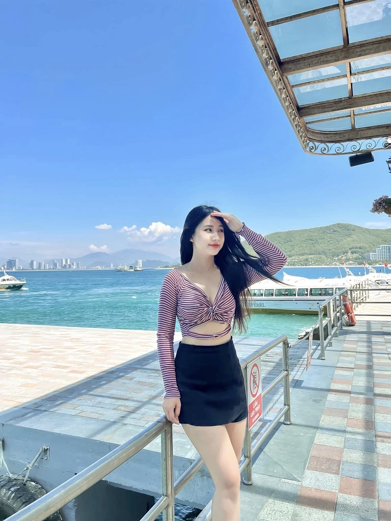 Hình Tiktoker Như Lê sexy đít căng mọng