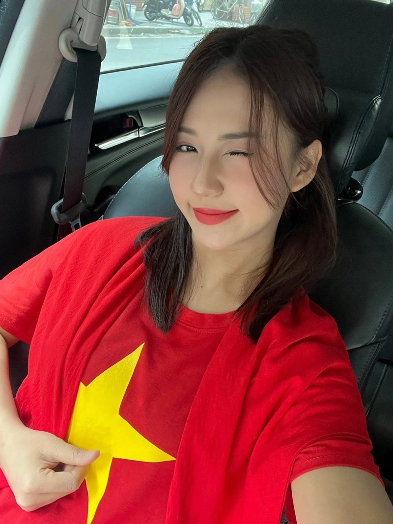 Hình Tiktoker Như Lê sexy lưng trần