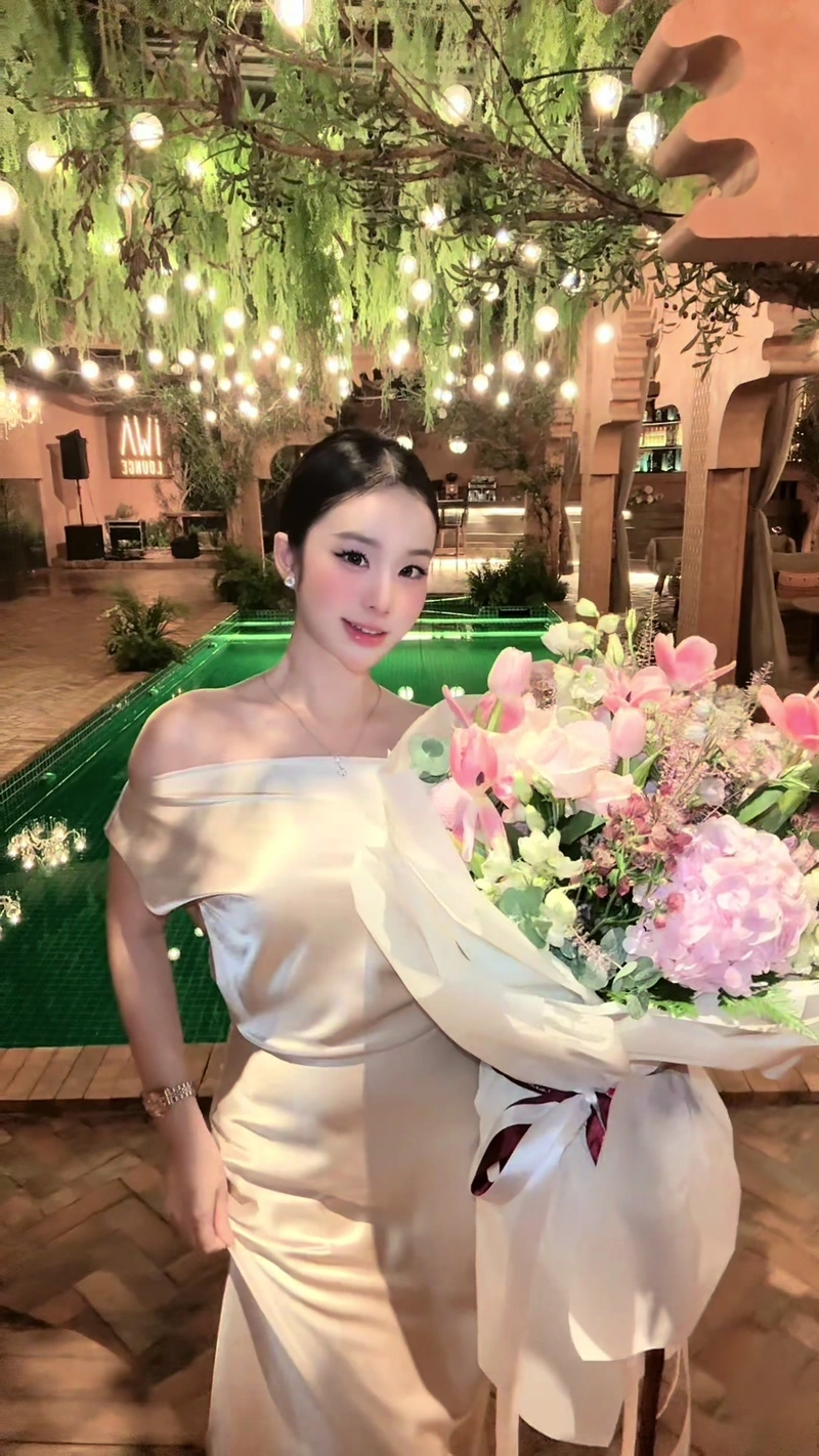 Hình Tiktoker Thuhuongbabyy sexy lưng trần