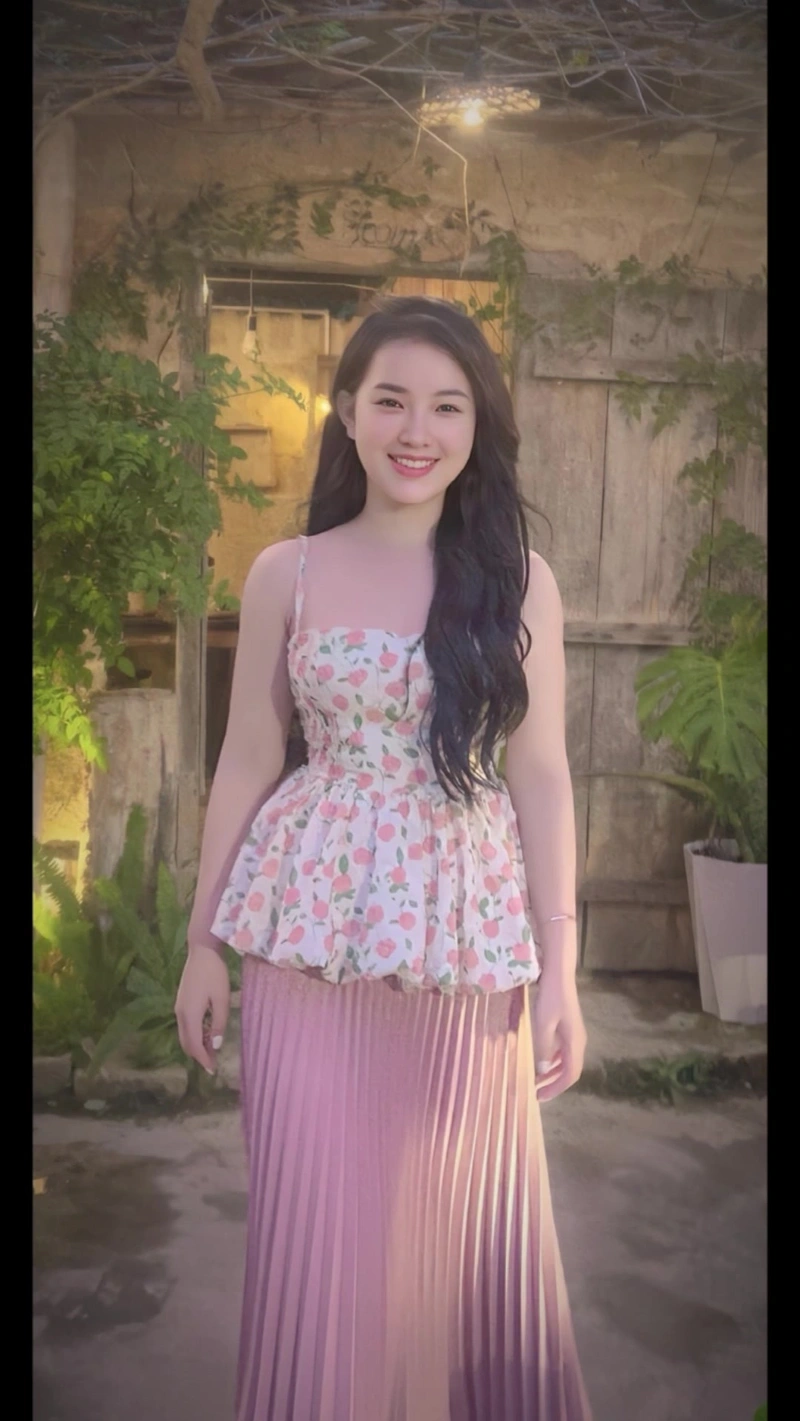 Hình Tống Khánh Linh nóng bỏng khoe dáng cuốn hút