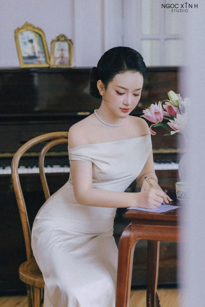 Hình Tống Khánh Linh nóng bỏng khoe ngực đầy đặn