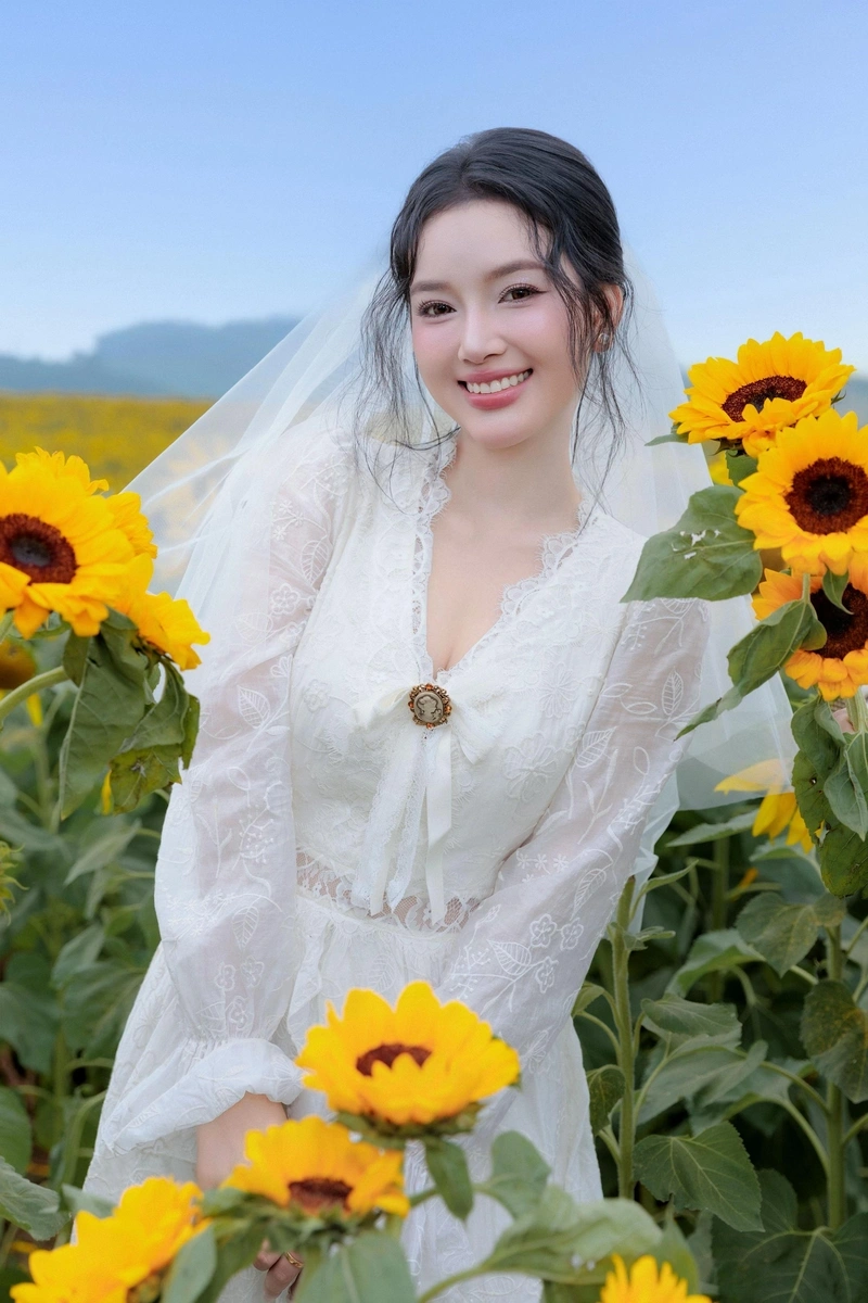 Hình Tống Khánh Linh quyến rũ với vòng ba căng tròn